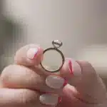 Gizli halo detaylı yuvarlak kesim mozanit tektaş yüzük ve sarı altın ince kasa tasarımı