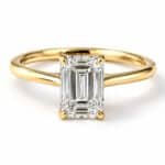 Sade montürlü emerald kesim mozanit ve laboratuvar pırlantası tektaş yüzük